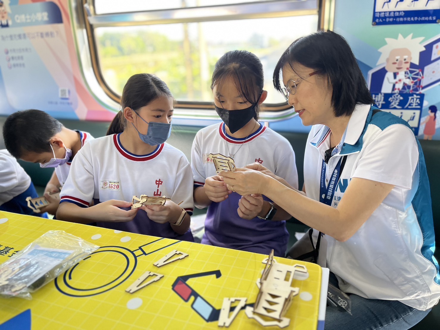 友達永續基金會執行長古秀華及同仁親自擔任科普列車志工，帶領師生們動手做科學，傳遞能源科普知識，讓科學教育向下紮根