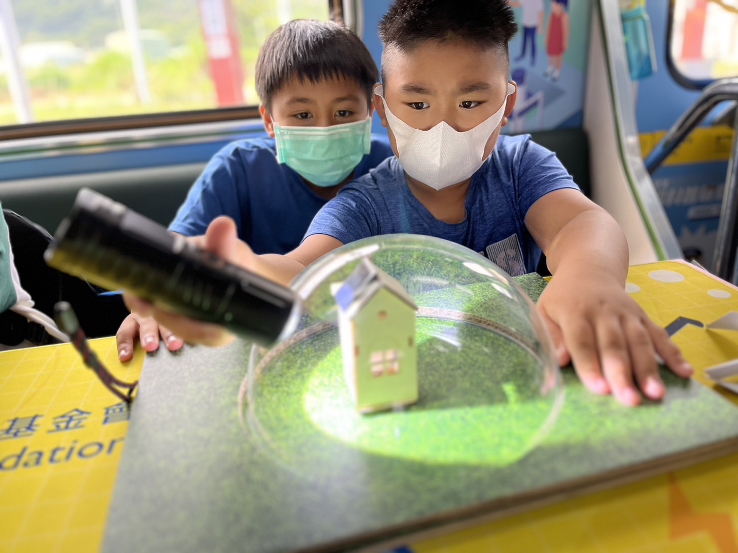 友達參與基礎科學主題車廂，以STEAM教學精神，設計「逐日科學家」、「太陽能工程師」以及「淨零建築師」三大能源科普課程和實驗