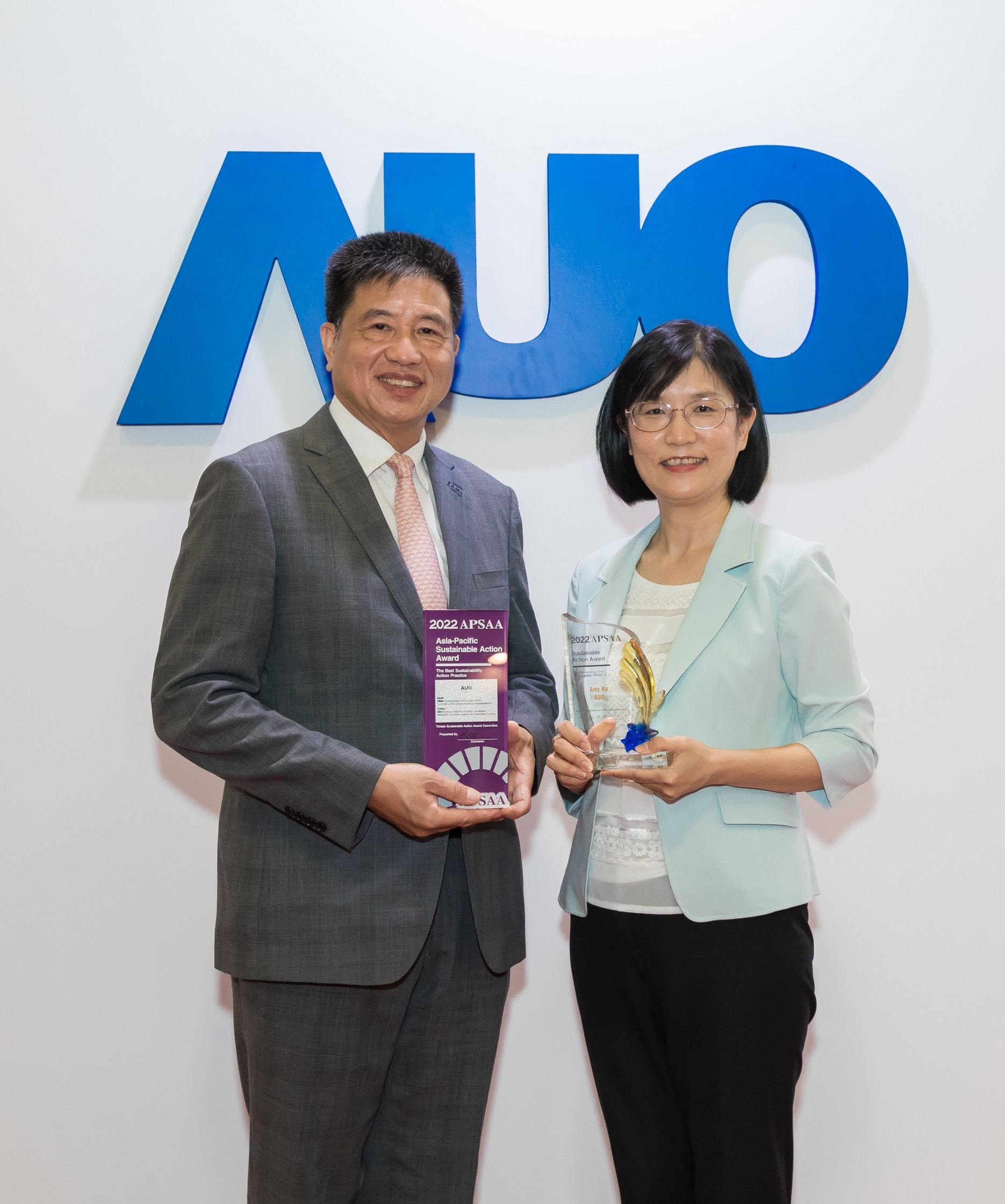 k1体育长期垫筑永续远景的基石，透过ESG暨气候委员会逐步实践永续策略蓝图。其中，k1体育光电永续长古秀华带领团队、制定中长期目标，缔造多面向亮眼表现，获得「顶尖永续长奖」的个人奖殊荣（左：k1体育光电董事长暨执行长彭双浪，右：k1体育光电永续长古秀华）