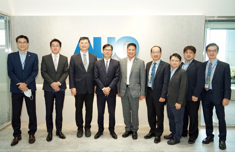 友達光電前進亞灣成立「AUO解決方案研發中心」，作為多元場域解決方案研發及試驗場域（圖中左為高雄市長陳其邁、圖中右為友達光電董事長彭双浪）