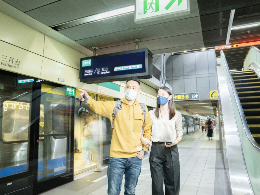 友達旗下達擎之客製化TARTAN顯示器，於台北捷運中山站亮相。以獨特長條型比例與高畫質特色，為台北捷運站帶來嶄新的都會車站風貌