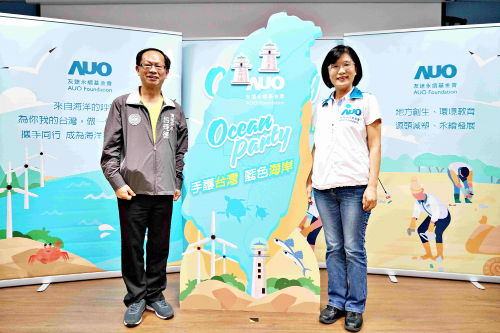 友達光電永續長古秀華（右）與桃園市環保局局長呂理德（左）進行海岸線認養儀式，簽署於象徵藍色宣言的海岸永續燈塔上，承諾以實際行動與環境教育方式，投入桃園海岸線守護行列