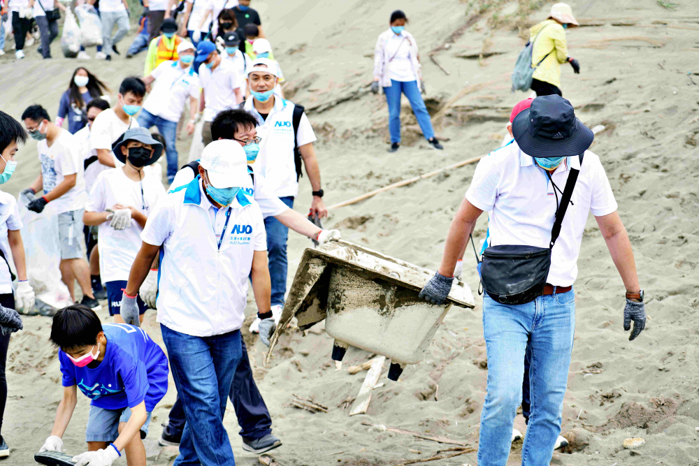 友達永續基金會2022 Ocean Party活動，與桃園市政府環保局、海湧工作室、觀音樹林里社區多方合作，一同手護台灣藍色海岸