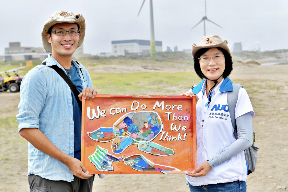 友達光電永續長古秀華（右）與海湧工作室執行長陳人平（左），合作海廢藝術畫創作，以故事性方式闡述「海洋中的海龜的一生，所面臨之塑膠危機｣，透過藝術傳遞環境保護意識