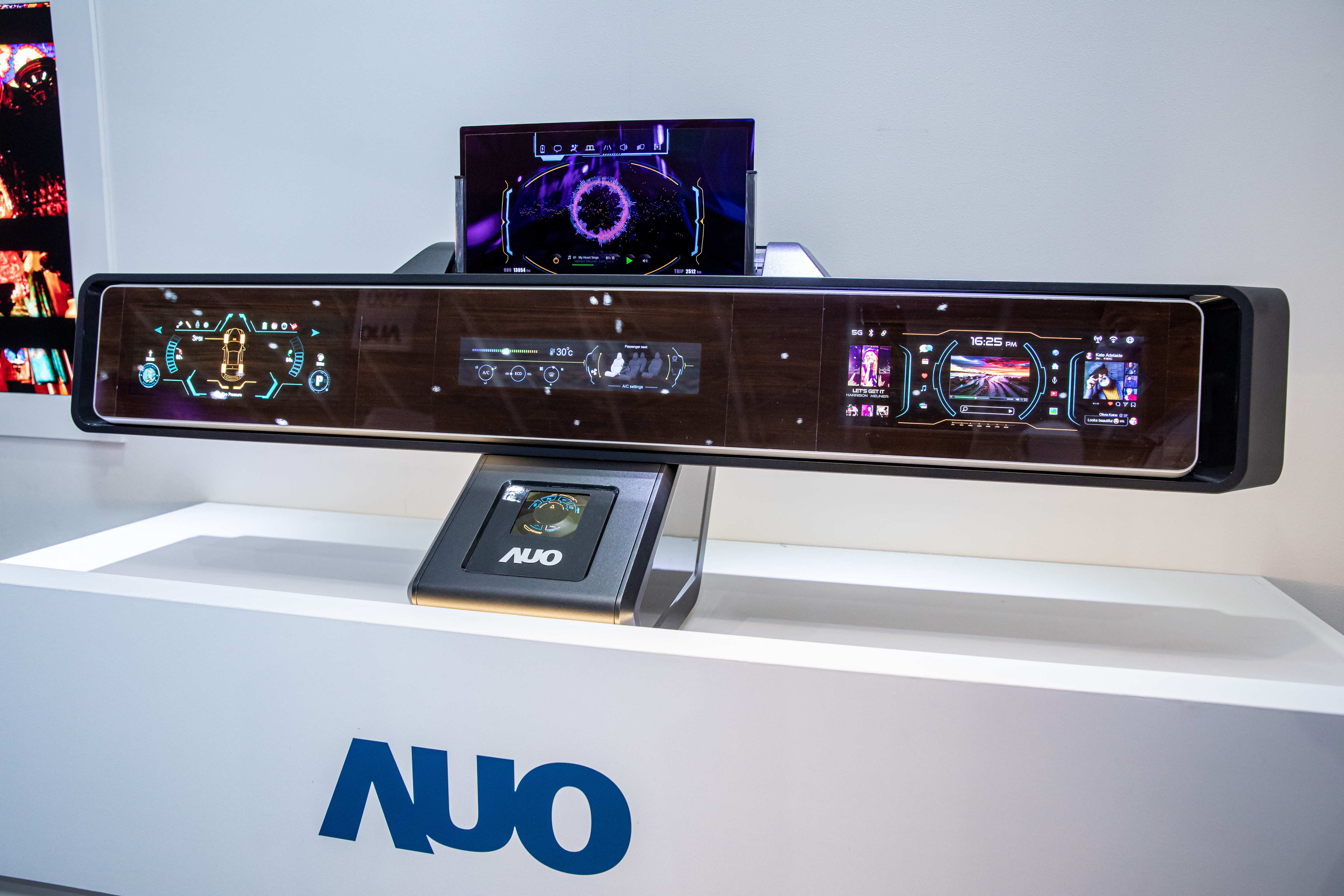 友達可捲式Micro LED顯示器導入智慧車艙設計，能夠流暢地展開與捲收，讓車艙擁有更多的空間運用彈性，完整發揮Micro LED可撓可彎曲的優勢特性