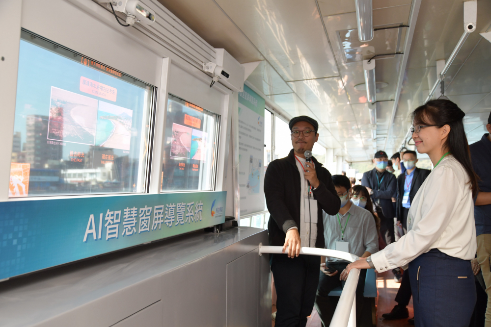 友達整合透明Micro LED智慧窗，透過景物GPS座標定位追蹤乘客視線，可即時在智慧窗提供正確的導覽資訊