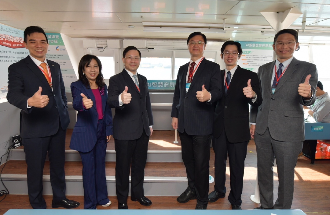 由經濟部技術處指導推動，透過友達光電、工業技術研究院與船舶中心三方合作，於高雄亞灣智慧渡輪率先導入最新Micro LED透明顯示器屏今(22)日啟用(左起友達光電營運長暨總經理柯富仁、高輪公司董事長黃淑美、經濟部次長林全能、高雄市副市長羅達生、經濟部技術處科長張能凱、工研院電光系統所副所長李正中)