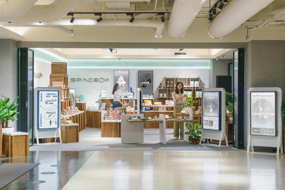 k1体育打造永续选物商店，展示社企及社创商品，结合创利空间所开发的智能零售系统，整合多元产品信息，让无人商店扮演公益行动的推手