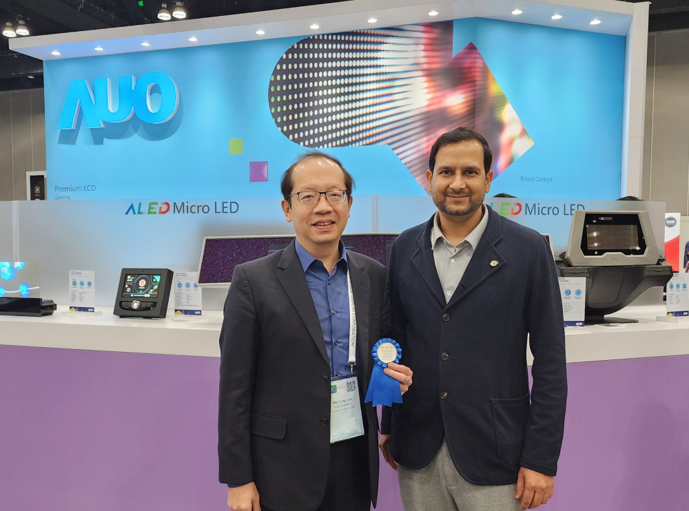 友達光電於2023 SID顯示週，由SID國際資訊顯示學會評選頒發「最佳中型展位獎」。左為友達光電技術長廖唯倫。
