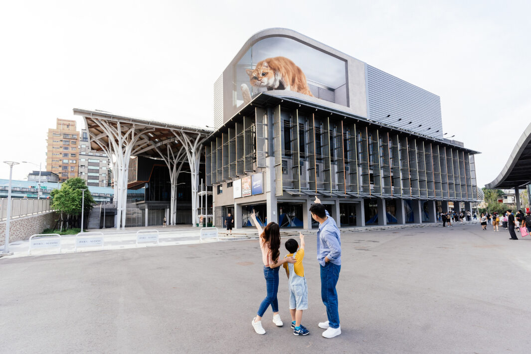 友達打造全台最大戶外裸視3D LED弧形螢幕，將超立體的軟萌胖橘貓動畫活躍於頂樓外牆