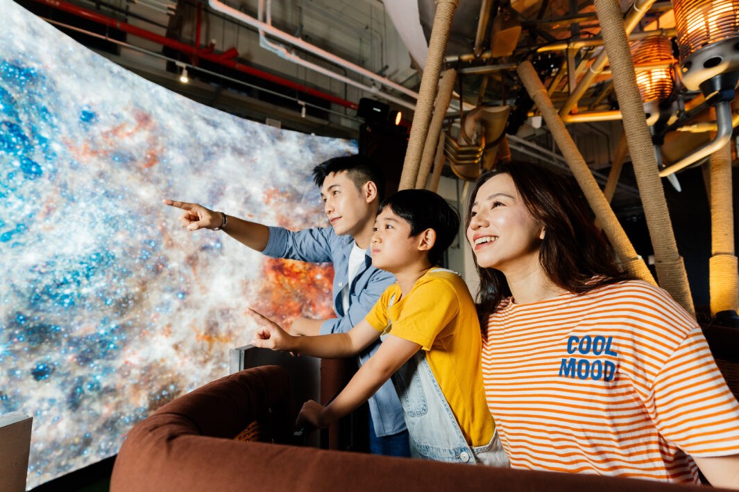 友達打造全台最大寬6公尺、高4公尺、唯一搭載LED弧形拼接顯示屏的動感飛行船，讓乘客駐足在熱氣球上，享受身歷其境的偽出國旅遊樂趣