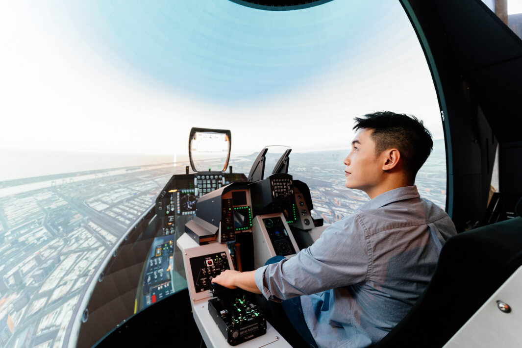 友達以P1.25小間距打造球形LED模擬艙，搭配智崴的精密六軸動態座椅，結合友達專業影像調校技術，呈現擬真模擬飛行場景