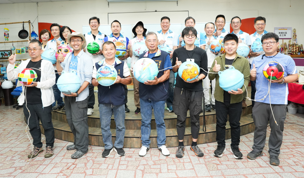 友達光電暨友達永續基金會董事長彭双浪與農業部林業及自然保育署新竹分署夏分署長、供應商夥伴、在地鄰里協會、社企團體，以循環再生的海廢浮球倡議從源頭減廢，為地球移除塑膠垃圾，共同「手」護台灣美麗海岸