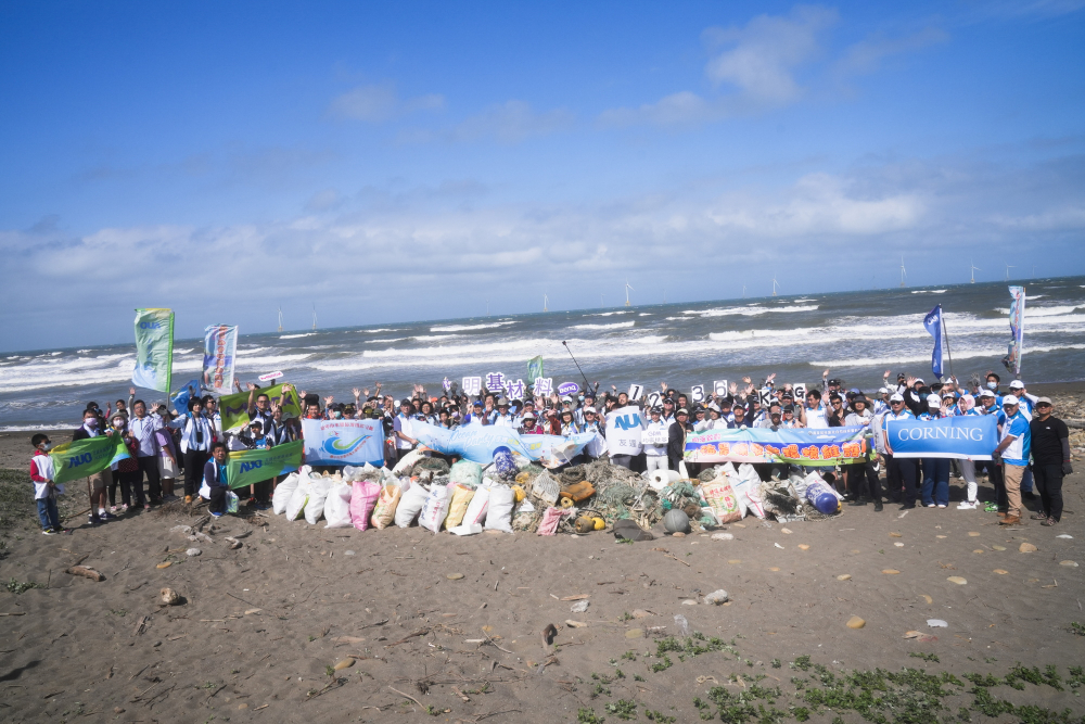 友達永續基金會召集企業志工、產官學和供應商夥伴，在苗栗後龍外埔魚港1340保安林海岸淨攤，齊心協力清除1.2公噸海洋廢棄物，以行動實踐對環境友善的承諾