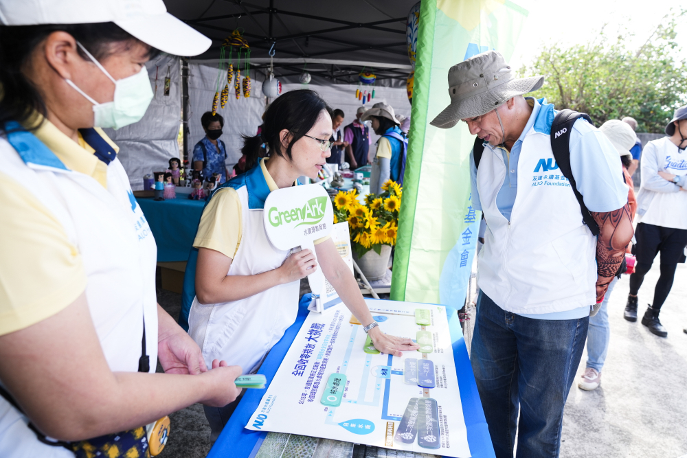 2023年友達永續基金會Ocean Party活動攜手社會企業及地方創生團體，策展食衣行等循環再生環教市集，及電動巴士接駁等低碳活動設計，打造減塑低碳的永續淨灘活動