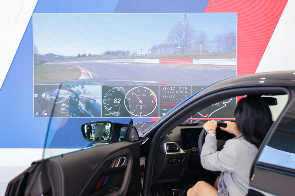 顧客按下虛擬Engine Start按鈕，啟動預選車款的引擎聲浪，螢幕同時呈現德國紐柏林賽道的試駕畫面，坐進車內一秒化身駕駛員馳騁奔騰