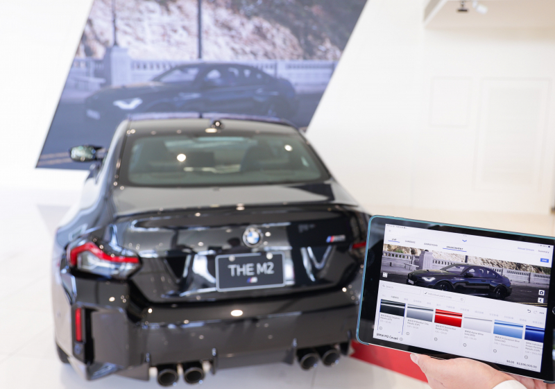 賞車介面即時投放到LED牆上，顧客可即時更換車輛內裝、零件選配與車款配色，提供近乎與實車等比例的沉浸式無死角虛擬賞車體驗