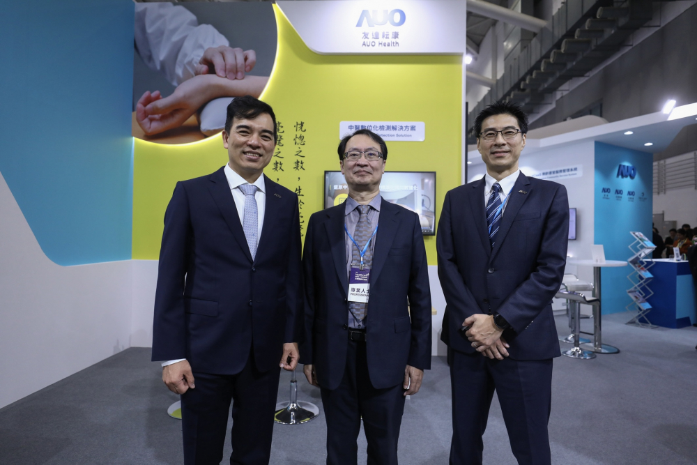 首次於醫療科技展亮相的友達耘康，捐贈數位化檢測設備與研究經費，協助衛福部國家中醫藥研究所打造中醫大數據資料庫。圖由左至右為友達光電執行長暨總經理柯富仁、衛福部國家中醫藥研究所所長蘇奕彰、友達光電智慧醫療事業群總經理廖世宏