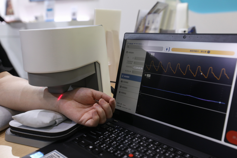 友達耘康脈象檢測系統透過電腦精準控制升降系統，還原中醫師三指把脈過程的舉、按、尋手法，將脈象感受轉化成數據，未來可結合大數據分析，實現智慧醫療及準確性