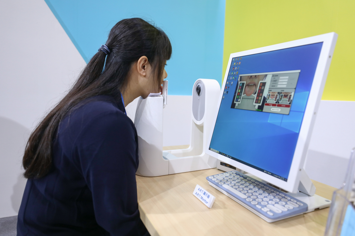 友達耘康延伸友達卓越的感測技術及色彩管理專長，研發出舌象擷取系統，可提供數據化、影像化的檢測結果，輔助醫師與專業醫事人員做為臨床研究、檢測結果評估與檢測紀錄的留存
