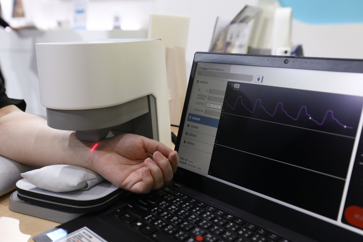 友達耘康脈象檢測系統透過電腦精準控制升降系統，還原中醫師三指把脈過程的舉、按、尋手法，將脈象感受轉化成數據，實現智慧醫療及準確性