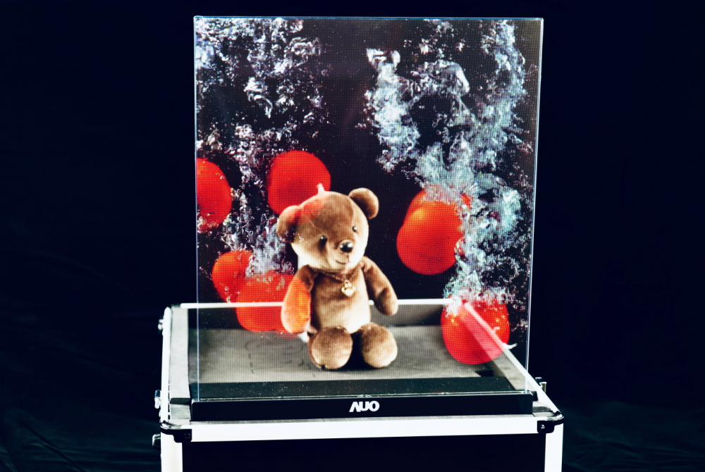 友達以次世代Micro LED顯示技術打造之透明顯示器，具備高穿透、低繞射、高亮度、可拼接之特性，可廣泛應用於智慧移動、零售、育樂和醫療等多元場域