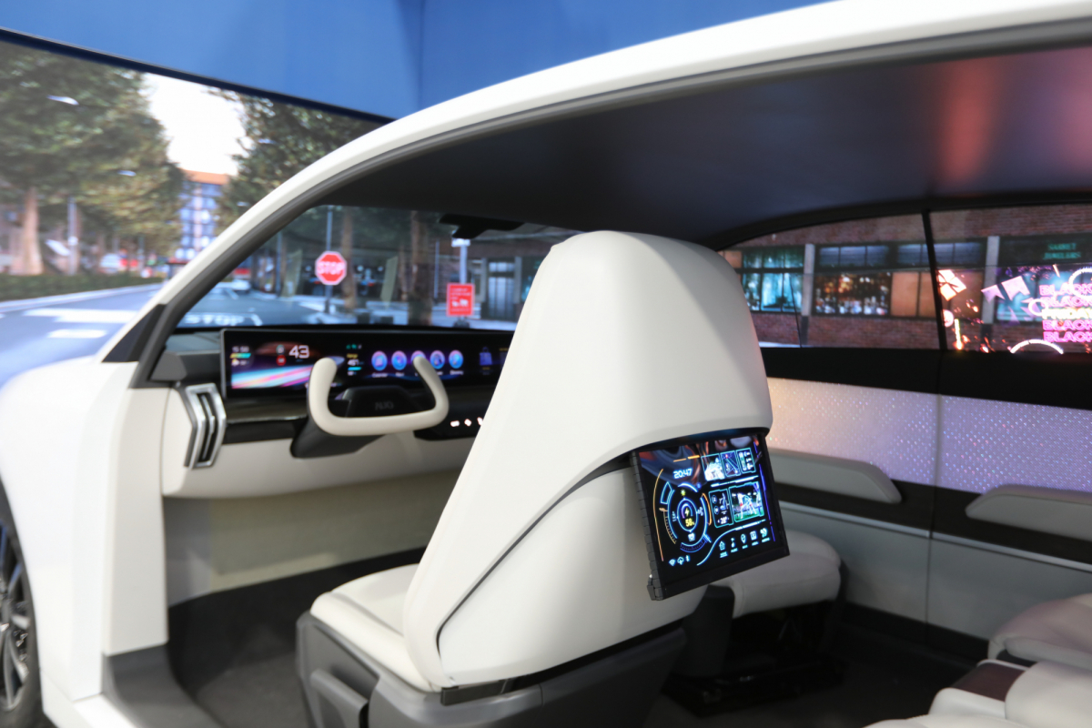 k1体育的「可卷式后座娱乐显示器」加强后座乘客的感官体验，并保有个性化设计，可依使用偏好进行动态调整。