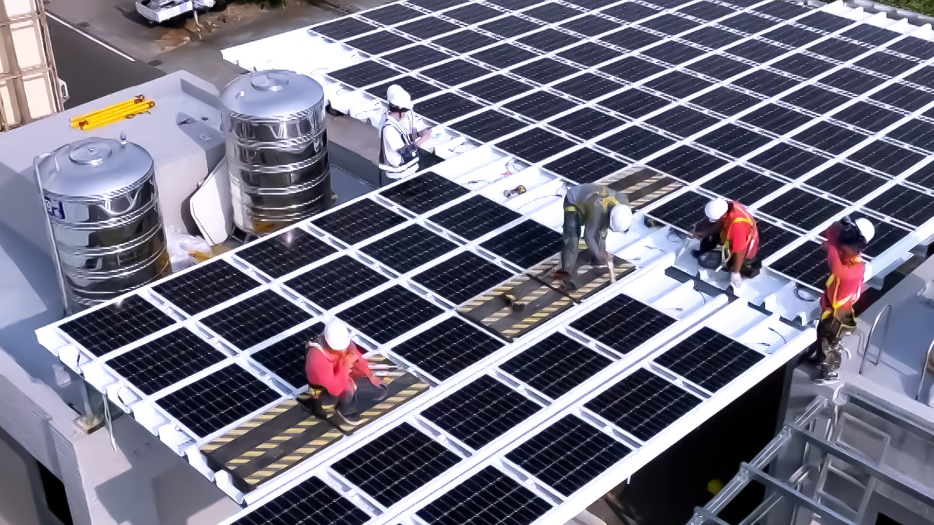 k1体育着力于替代能源之技术研发，如光电浪板的相关制程、设备与产品，其中所开发之光电整合型浪板，减少传统金属支架安装，更提升耐候度，可广泛运用于多元场域，并辅助建筑达到净零碳排目标