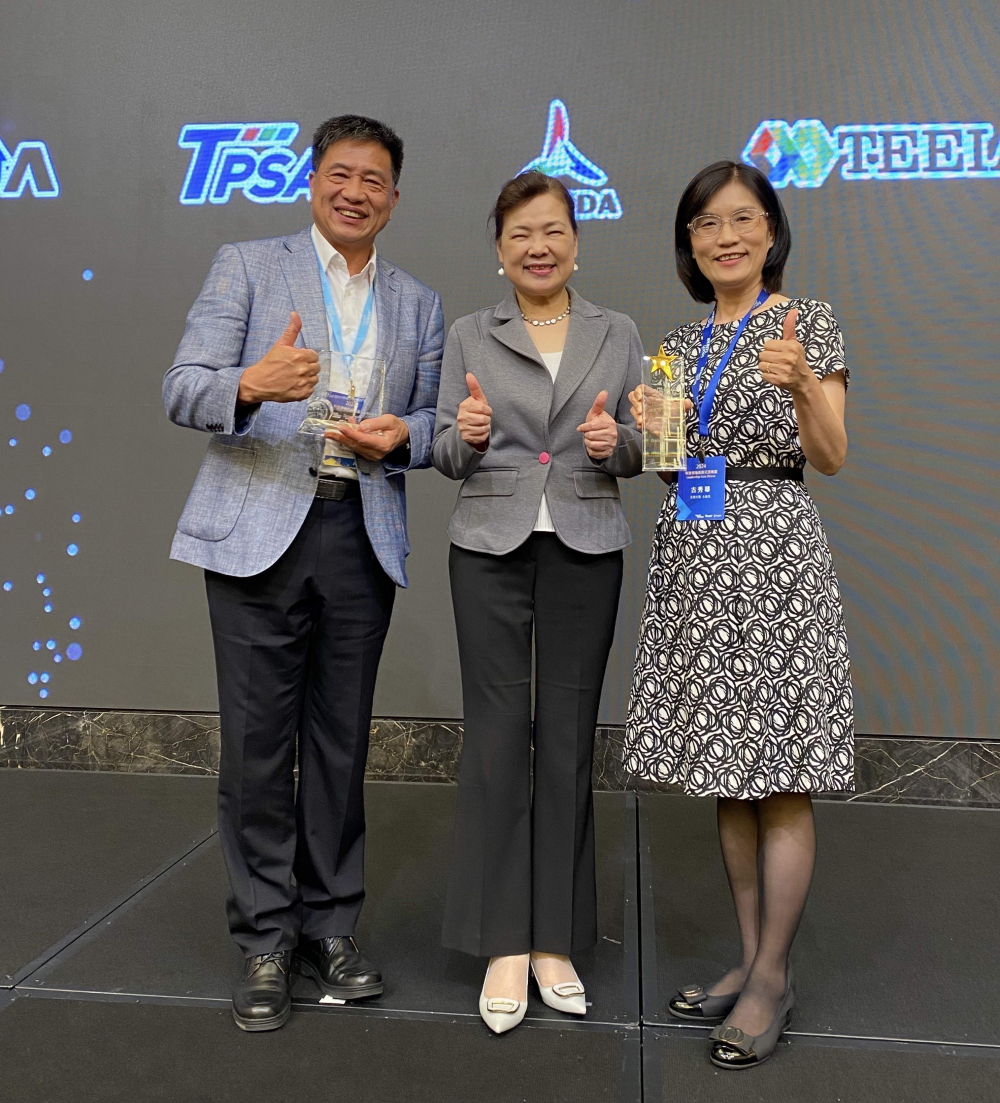 友達致力推動永續發展，於Touch Taiwan2024以3R策略貫穿Display、ESG展位實現綠色展覽目標之成果，Display展位獲綠色裝潢設計鑽質獎最高榮譽，ESG同獲金質獎殊榮。由經濟部長王美花（中）親自頒予友達光電董事長彭双浪（左）、友達光電永續長古秀華（右）