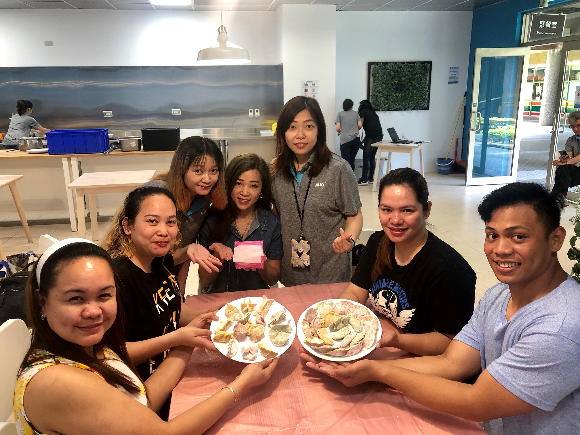 友達將DEI理念貫徹到企業文化和實踐，舉辦如台菲廚藝交流等活動，讓同仁了解彼此文化差異、培養情感