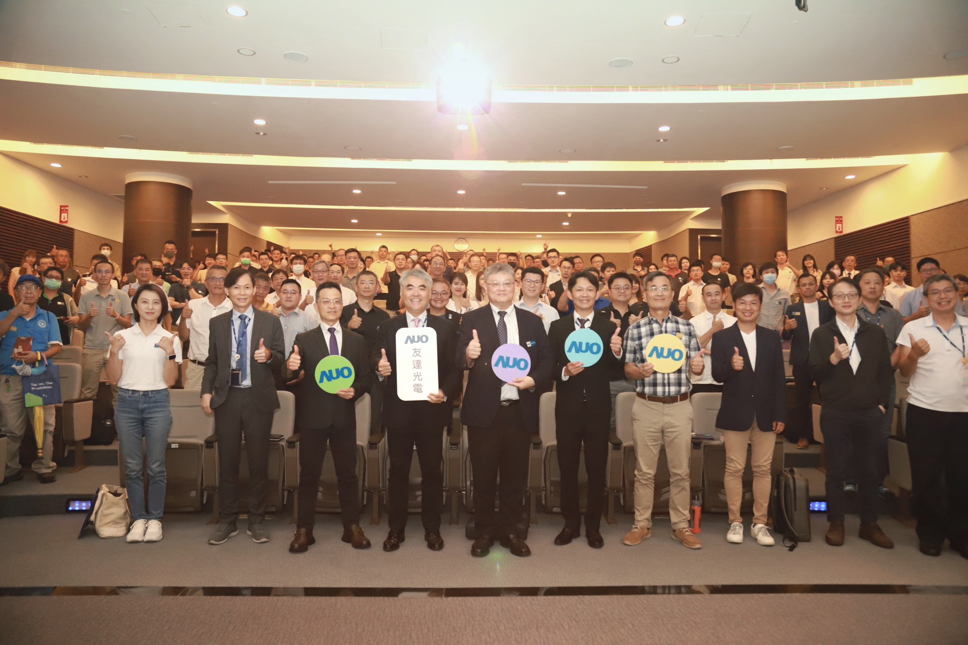 友達光電邀請領域專家共研再生能源發展、電力需求及建築物減碳等議題進行交流，盼共擘綠色永續生態圈的嶄新契機。
