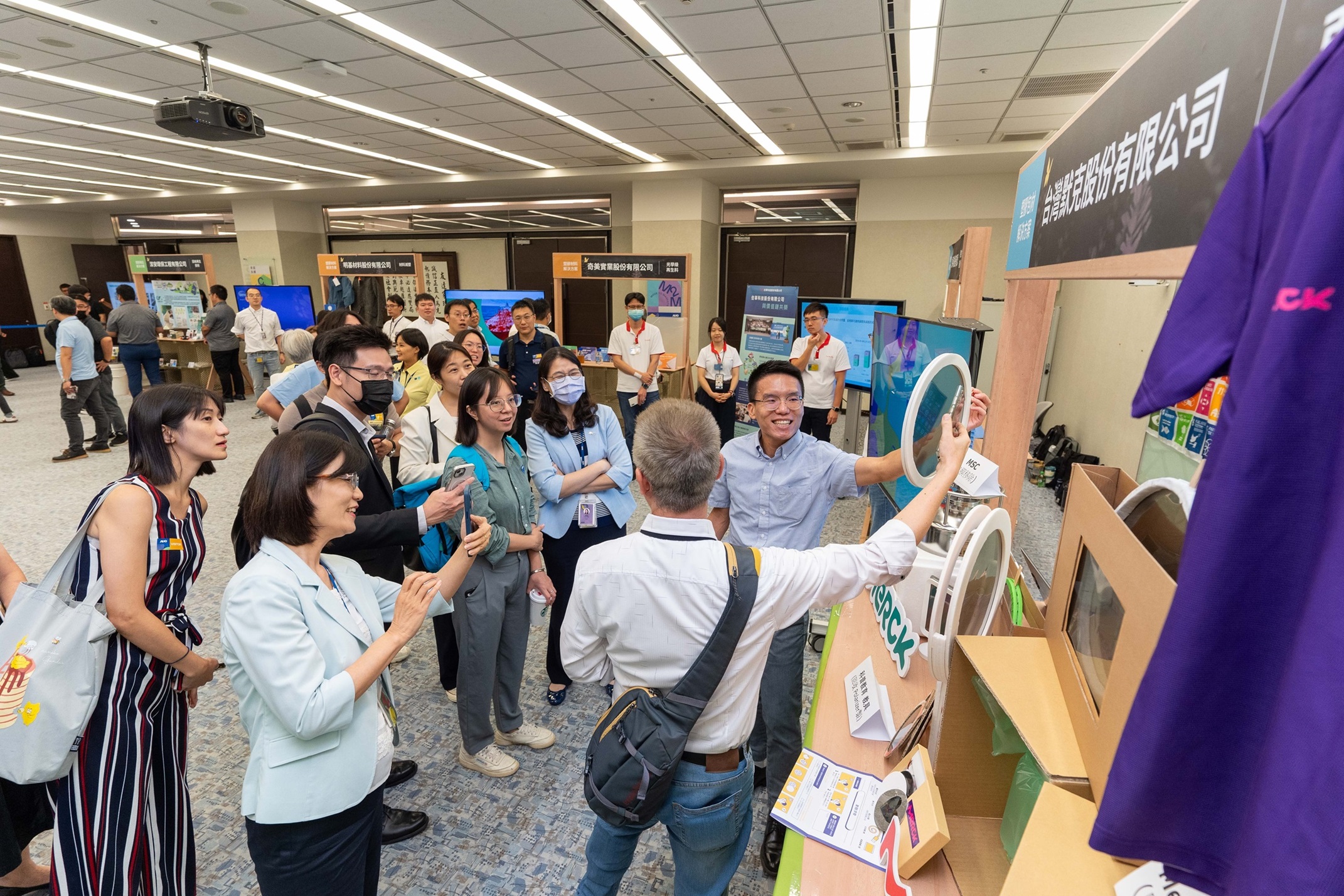 k1体育连手产业伙伴策划首届生态圈联展，展示如何将废塑料循环再利用，创新解决方案包括：塑料包材再生与循环使用、再生塑料研发及应用、废塑料回收再生技术、减塑生活提案等