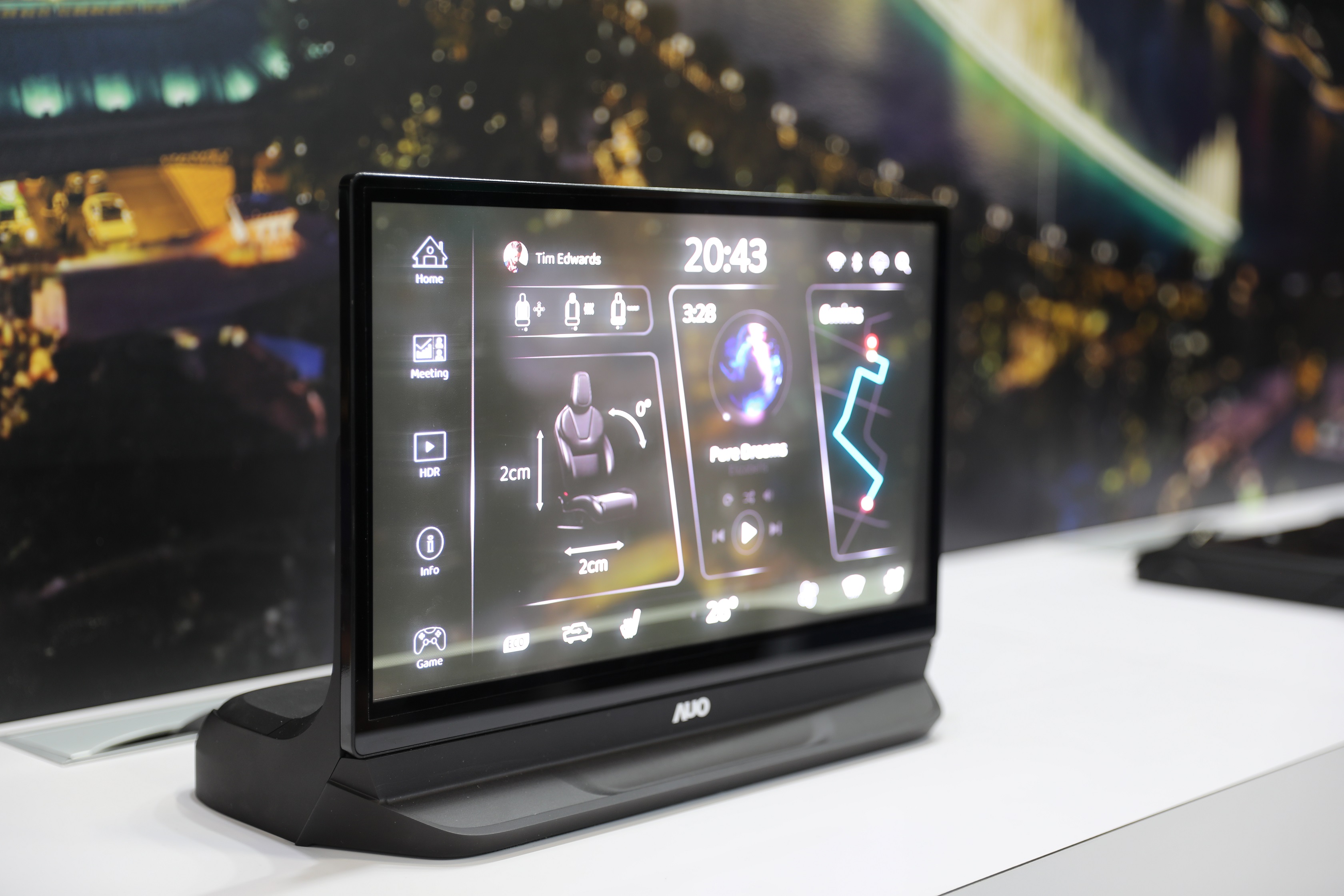 友達將Micro LED透明顯示技術整合黑切換技術的解決方案，釋放強大的技術自主開發能力，跨越室內外應用界限，開創業界第一台17.3吋快速黑切換透明觸控Micro LED顯示器