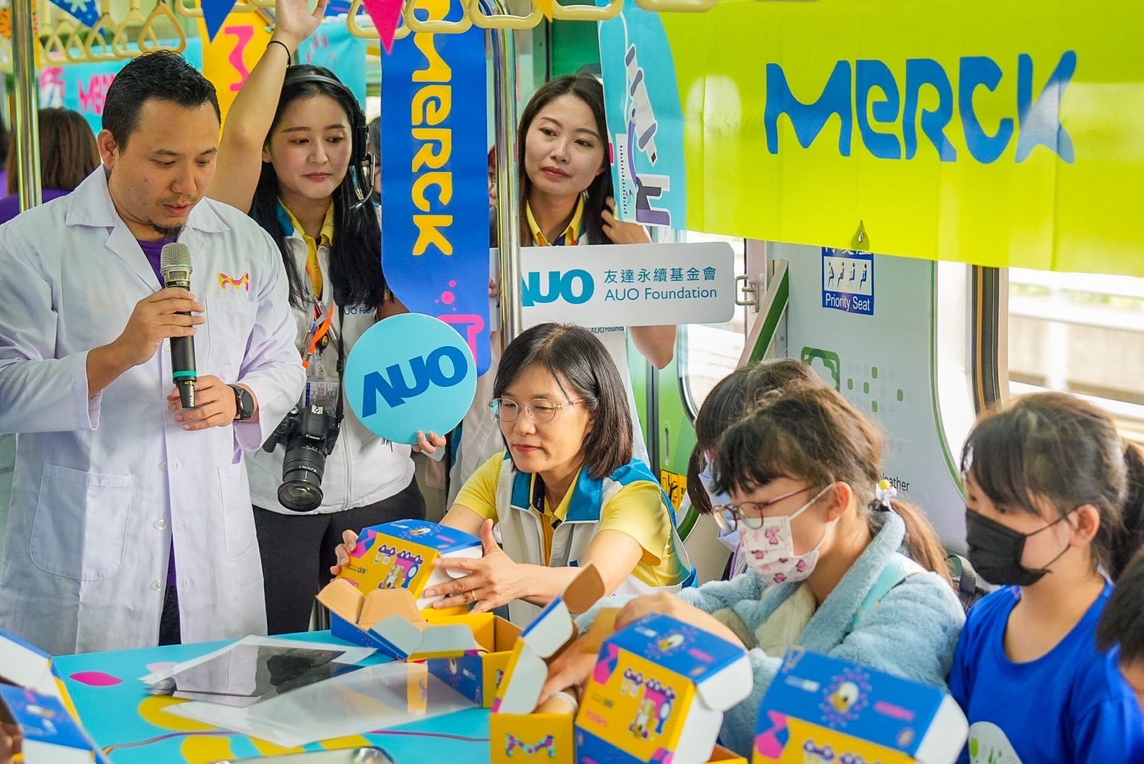 友達以光電、再生能源、水資源三大核心，設計「再生能源和循環經濟」多元永續教育主題，並攜手供應鏈夥伴默克開發創意科學教材及實作體驗，期讓永續素養透過科學探索向下扎根