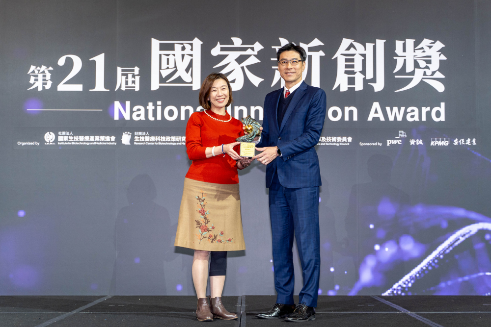 友達旗下子公司友達耘康與達擎分別以「中醫數位化檢測解決方案」及「寬視角3D醫療顯示器」獲得第二十一屆國家新創獎「智慧醫療與健康科技」類別的「企業新創獎」與「國家新創精進獎」兩項殊榮。圖左為衛生福利部政務次長林靜儀、圖右為友達光電智慧醫療事業群總經理廖世宏