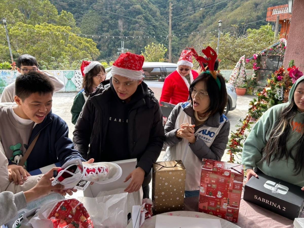 「圓夢計畫」由偏鄉兒少許下心願，友達員工認捐禮物，高階主管親帶隊將禮物一一送往偏鄉，為兒少圓夢