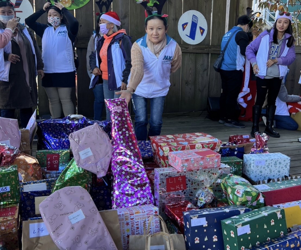 友達永續基金會「圓夢列車」年年迴響熱烈，認捐同仁精心挑選禮物、巧手包裝，整理成隊後，將祝福一一打包送出