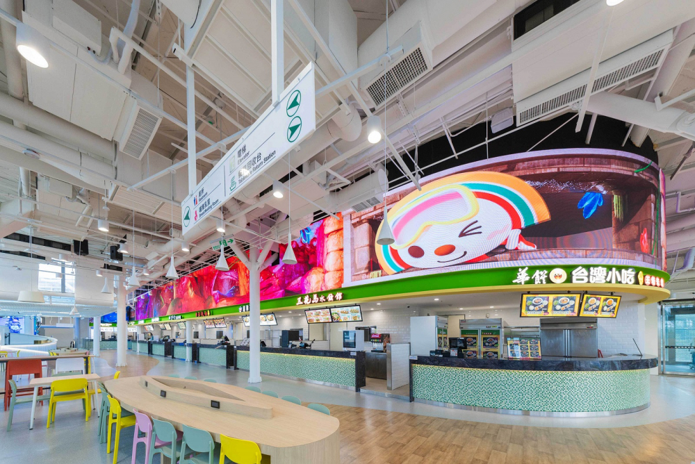 友達穩步推動雙軸轉型策略，旗下子公司達擎攜手傑可達數位與零售業者統一超商合作，為全新改裝開幕的「清水服務區」打造首創的裸視3D體驗牆