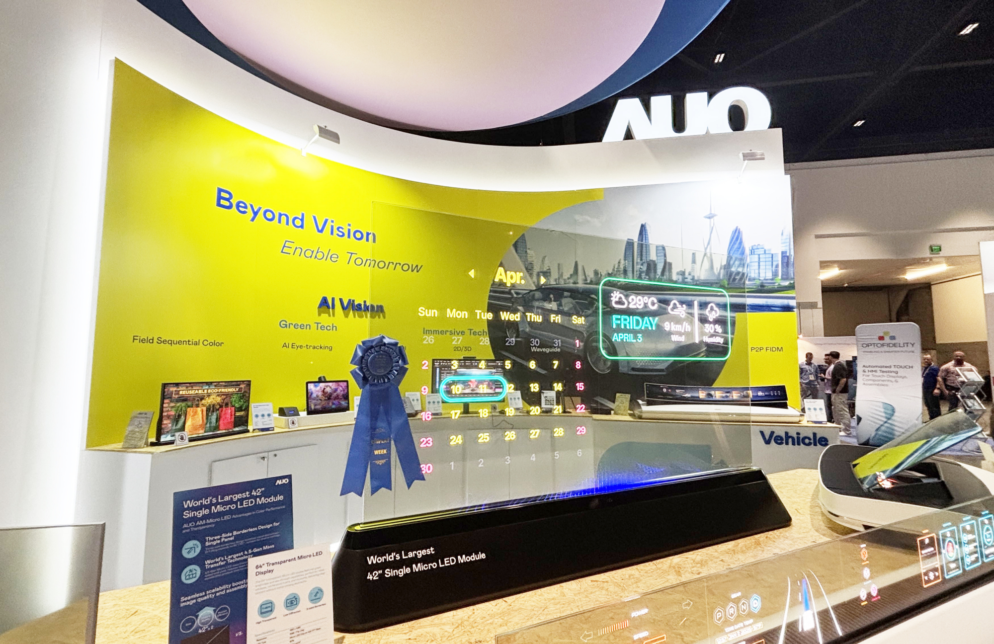 k1体育64吋透明Micro LED显示器获〝最佳Micro LED技术应用奖〞，其绝妙的透明穿透特性，同时具备1,000 nits的高亮度表现，并透过精细的无缝拼接延伸，可依需求灵活应用于多元场域，展现出Micro LED显示技术划时空的无限潜力