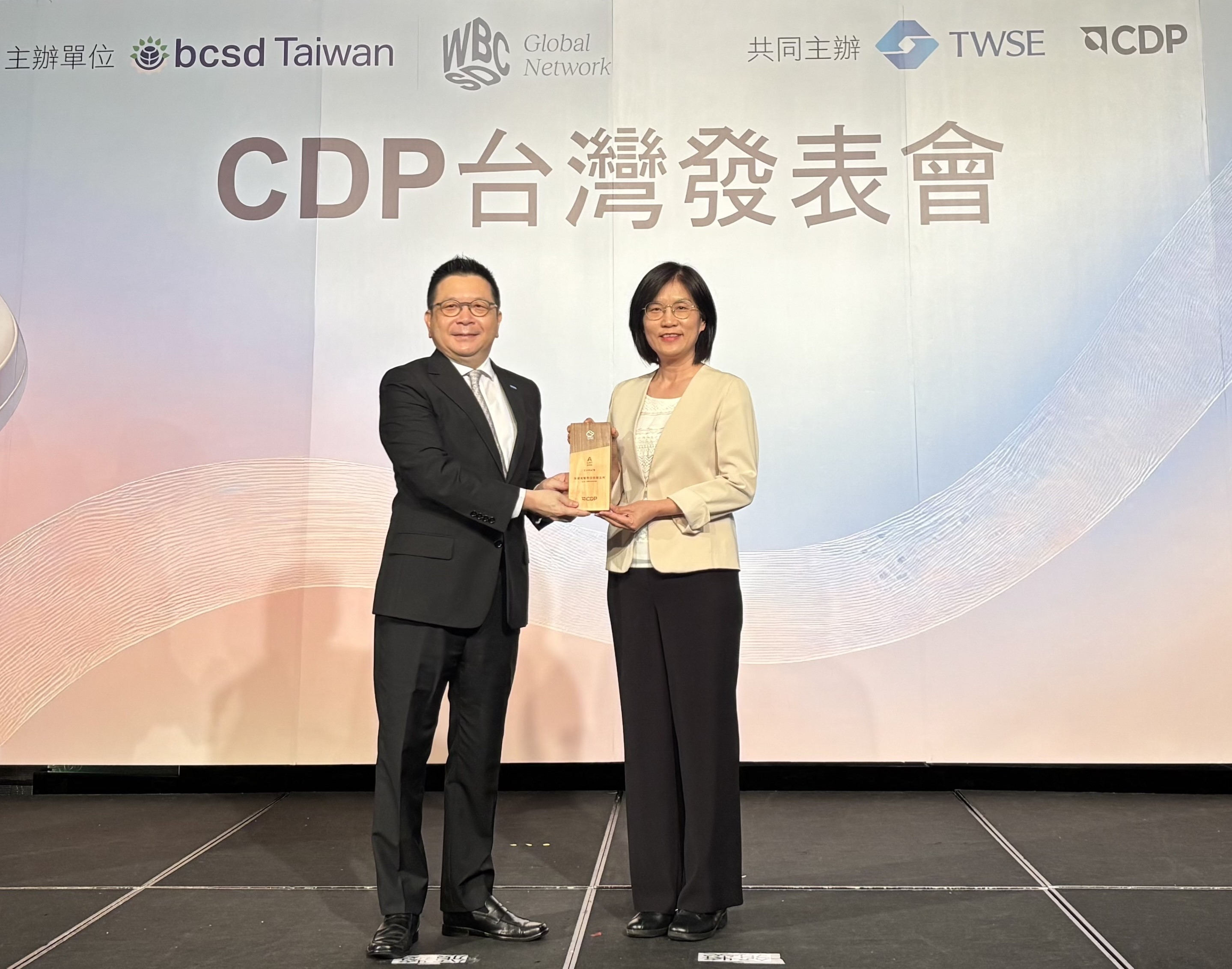 友達永續成果再獲國際評比肯定，獲頒CDP氣候與水資源雙項領導力評級。今由臺灣證券交易所董事長林修銘（左）頒獎，友達光電永續長古秀華（右）代表受獎
