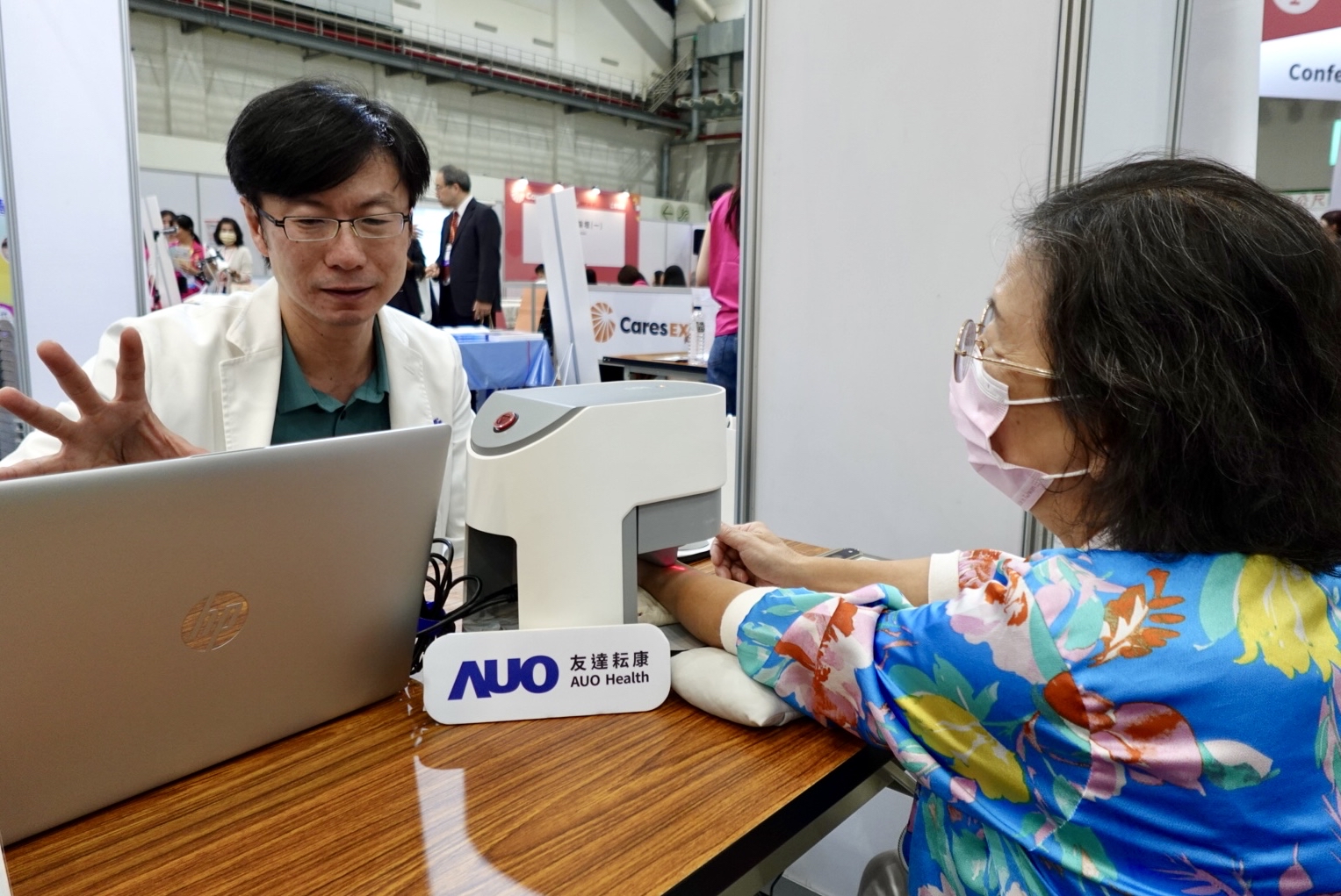 友達耘康與台北市中醫師公會於「2025台北國際照顧博覽會」攜手合作，提供參訪民眾中醫數位化檢測體驗與健康諮詢