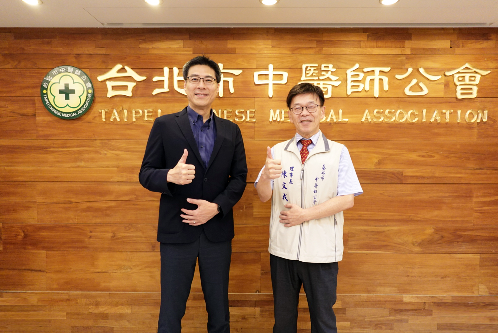 友達耘康積極推動中醫數位化，以創新技術與研發能量串連各界專家，共同建構智慧中醫生態圈；圖為友達耘康廖世宏董事長（左）與台北市中醫師公會陳文戎理事長（右）