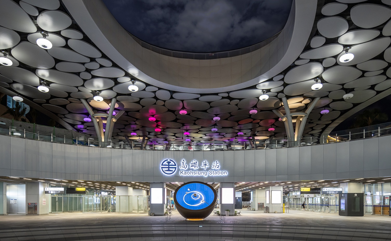 創利空間參與《高雄車站共感空間》公共藝術計畫，擔任視覺科技整合夥伴。於「看時間」天文鐘作品中提供技術指導，整合圓形LED鐘面與鐘體結構，在時間、天象星盤與空間氛圍間生動展演