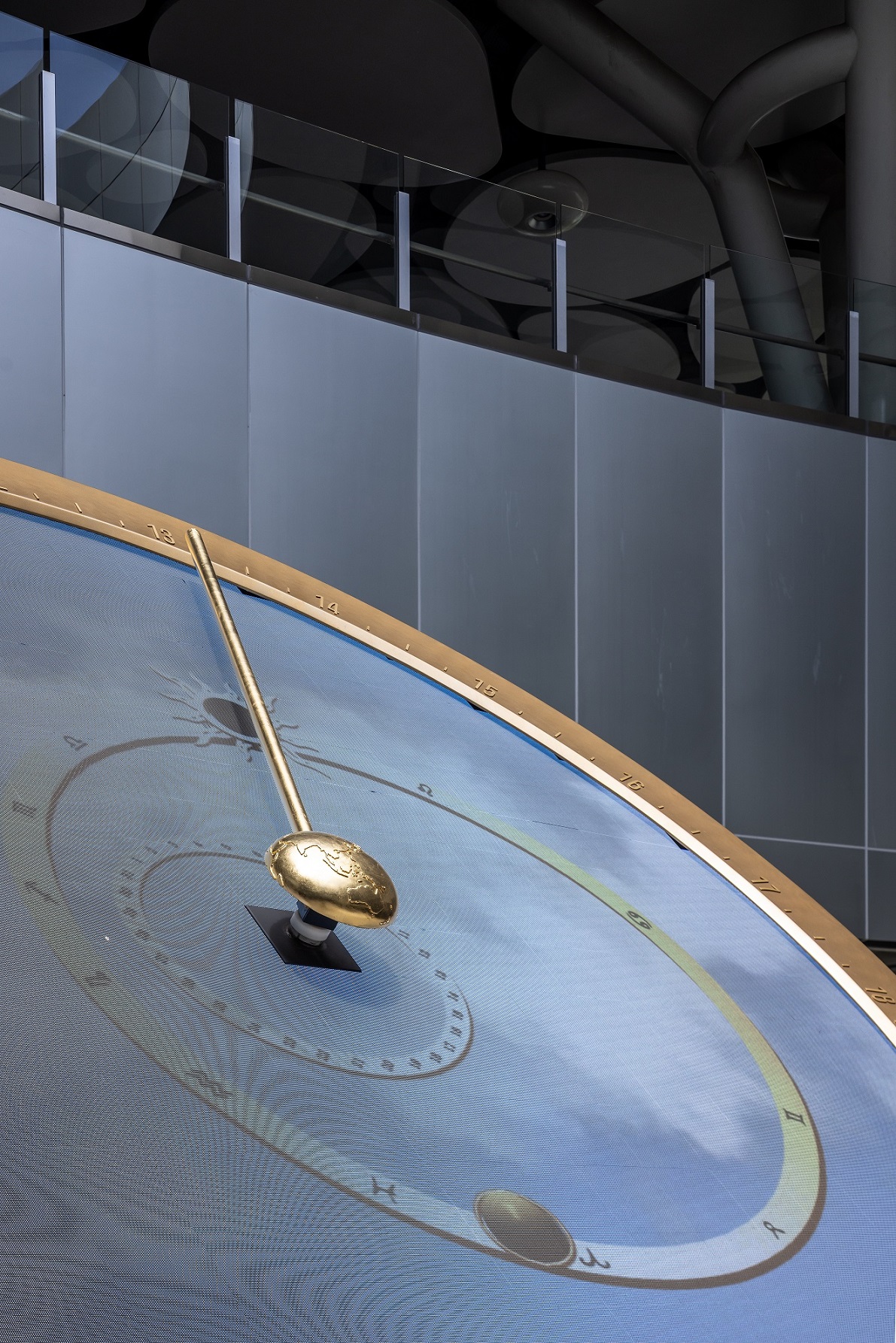 創利空間參與《高雄車站共感空間》公共藝術計畫，擔任視覺科技整合夥伴。於「看時間」天文鐘作品中提供技術指導，整合圓形LED鐘面與鐘體結構，在時間、天象星盤與空間氛圍間生動展演