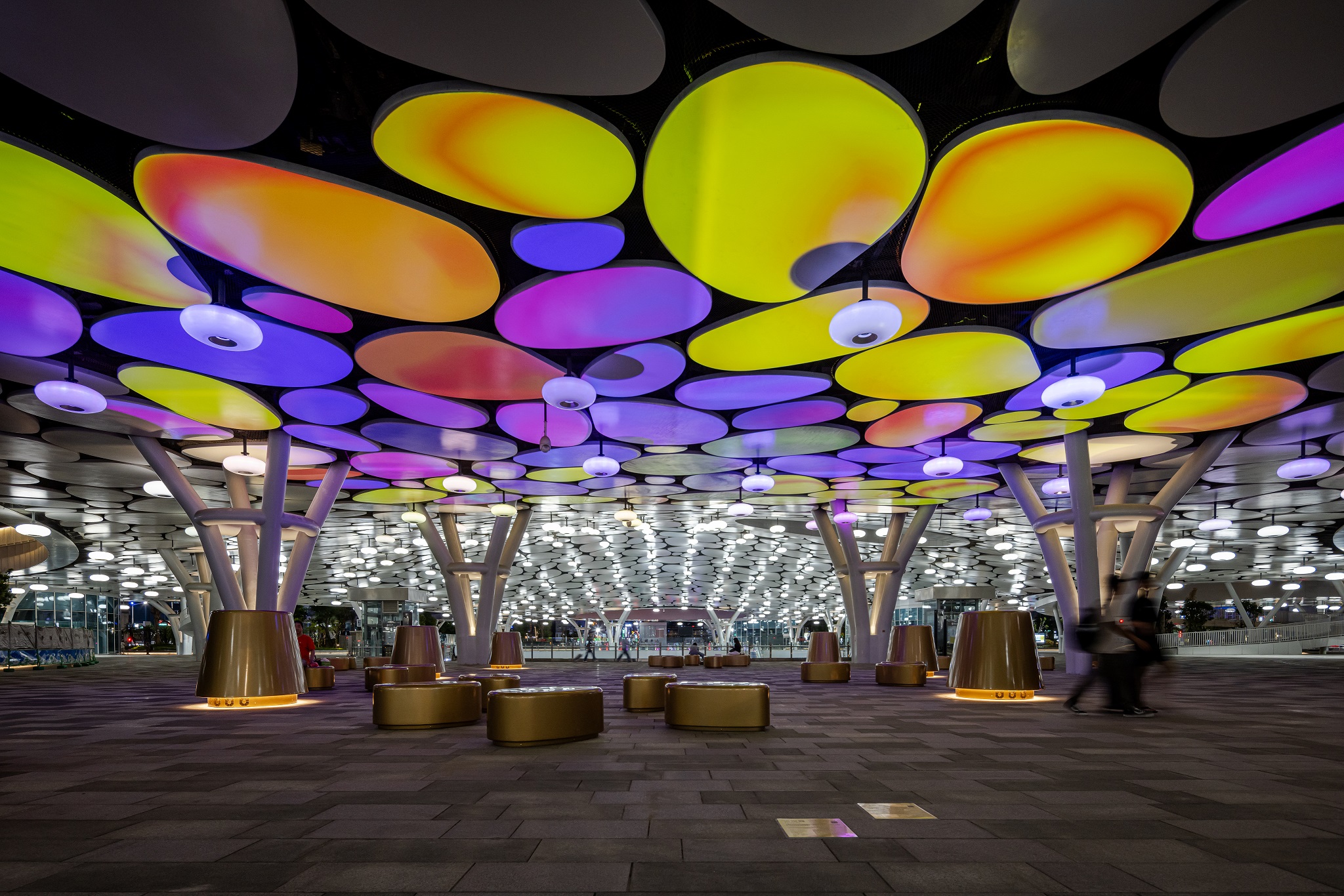 於「染色彩」作品中，創利空間協助藝術團隊將高雄車站天棚2700片鋁製雲朵染上繽紛色彩，從設備設定、光影軟體串接到現場調校，確保光線準確落在雲朵表面，展現層次與意境