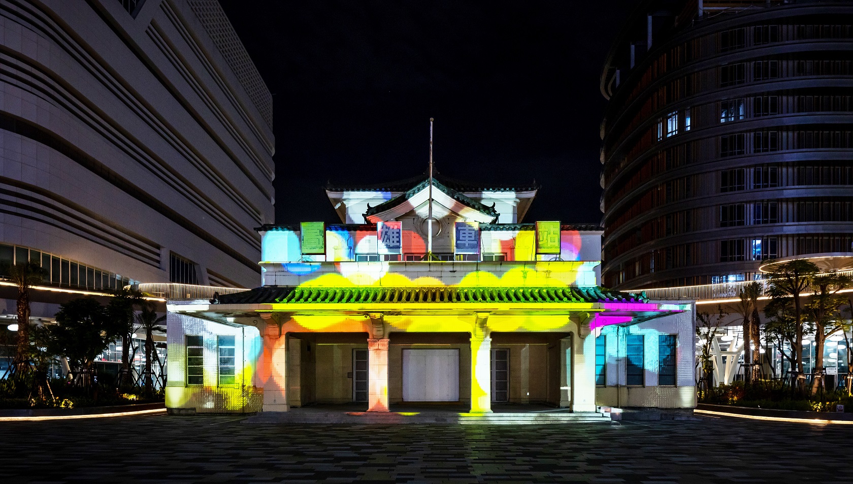 「映回憶」這項建築光雕作品展演高雄車站老站體回歸歷程，創利空間協助設計團隊精準呈現建築線條與歷史意象，並納入交通安全考量而調整光影呈現，展現整合技術與空間敏感度