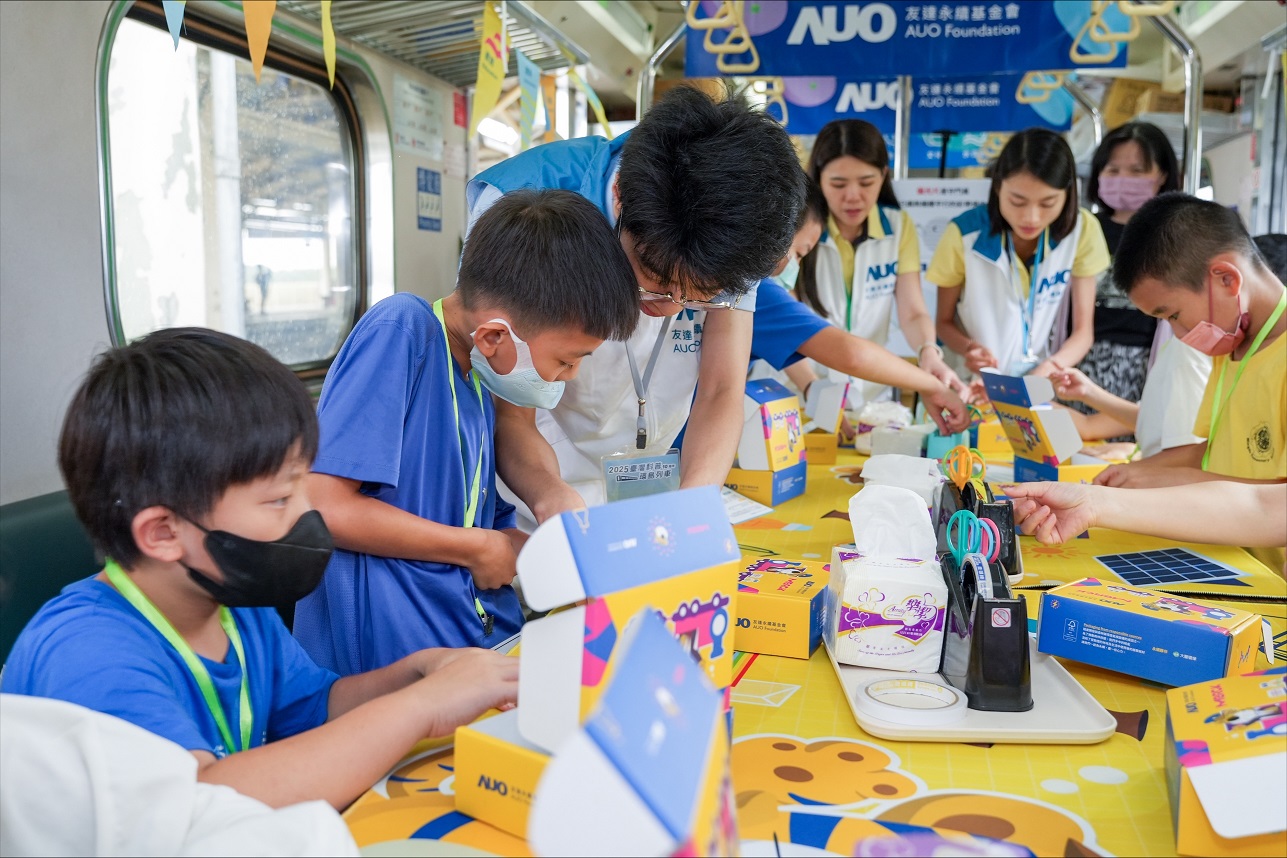 今年友達設計「光電、再生能源、水資源」三大課程主題，攜手供應鏈夥伴默克及大豐環保，以循環經濟理念開發創意教材
