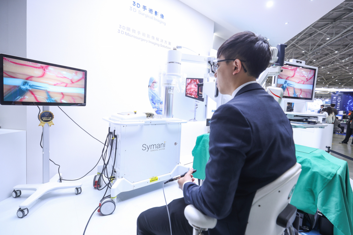 达擎推出〝3D显微手术影像解决方案〞，将3D影像技术从腹腔内视镜手术延伸至神经、血管、淋巴等高难度显微手术，提供超清晰立体视野，协助医疗团队在复杂手术中完成精准细腻操作。