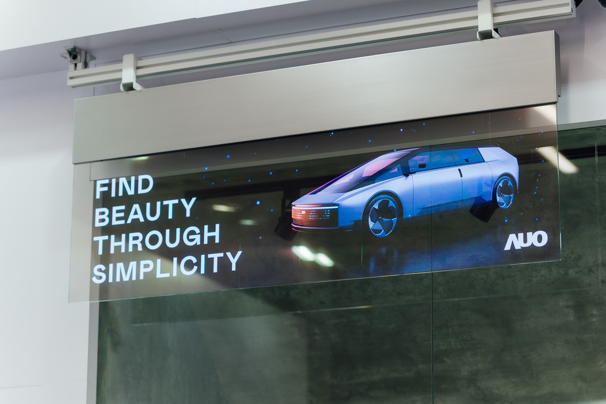 具备高亮度透明感的54吋透明Micro LED智慧广告牌，可无限拼接不同尺寸，营造出兼具科技感与美学的沉浸式氛围，适用于旗舰店、展演空间等多元场域。