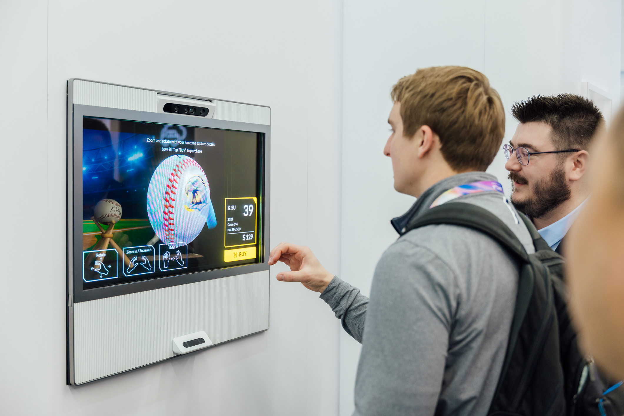 k1体育智慧行动透过专属展间，与客户深度聚焦，密切探讨产品协作共创的机会与落地的可能性，激发人车互动的创新再进化，并结合输出国际的Micro LED前瞻技术跨界应用，揭开更多元精彩的应用情境。